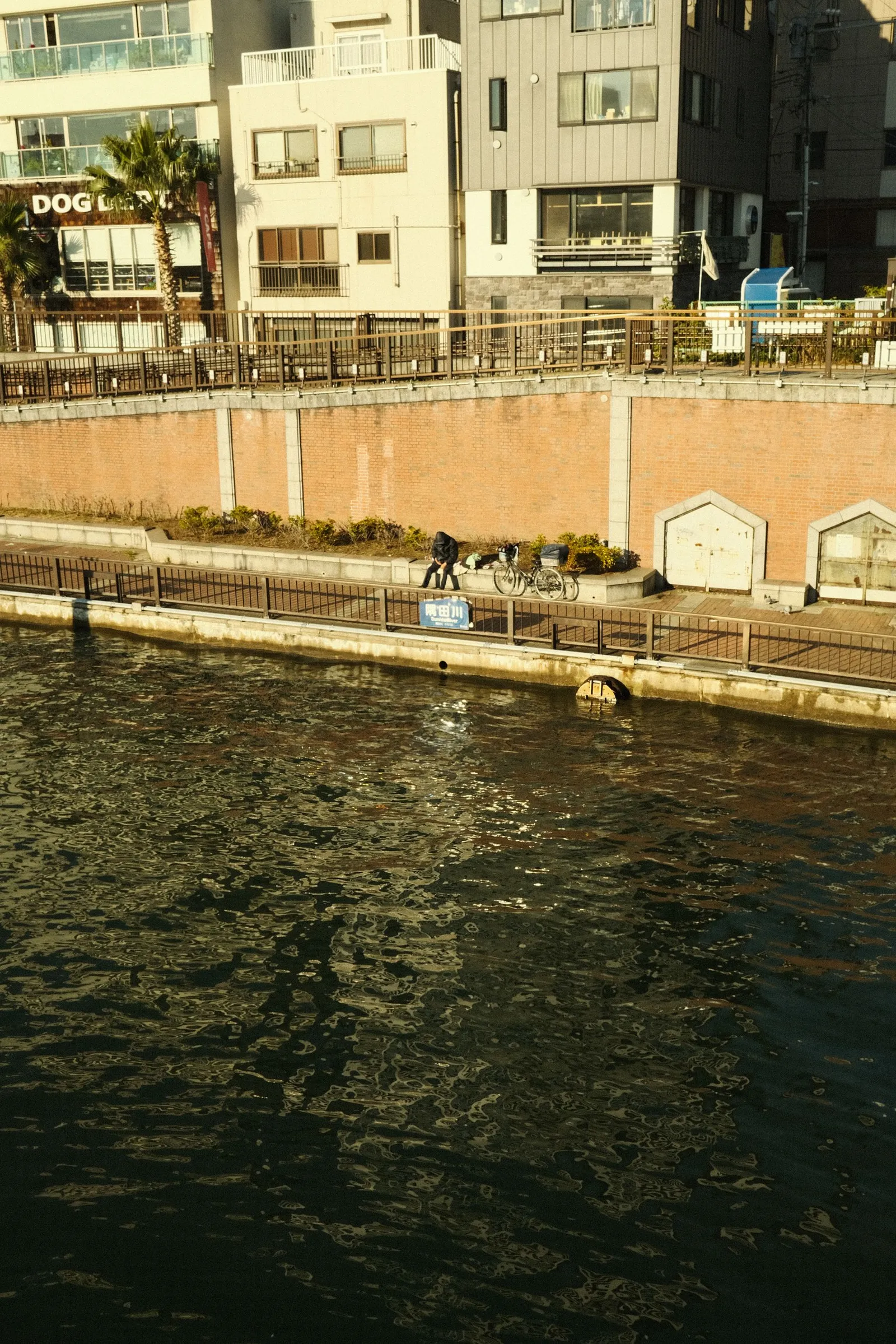 Tepi kanal dengan jalur pedestrian dan bangunan kota
