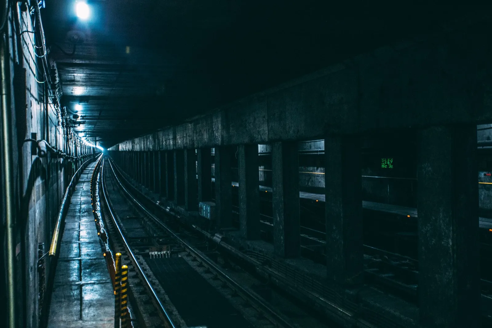 Terowongan metro gelap dengan rel menuju kejauhan